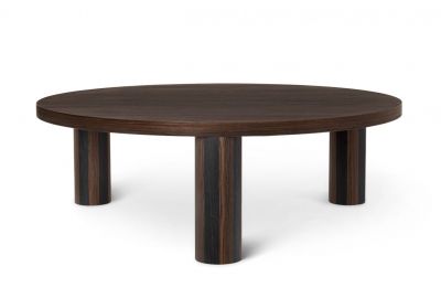 Runder, dunkler Holz-Kaffeetisch "Post" von Ferm Living mit drei zylindrischen Beinen.